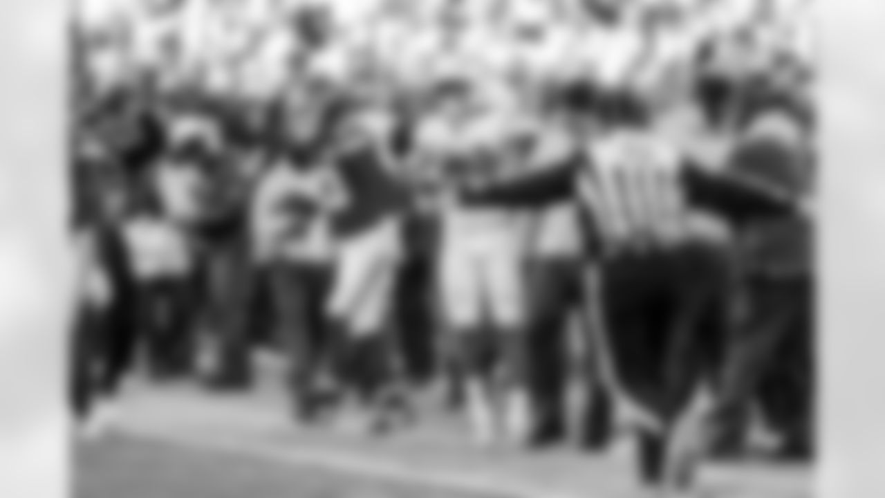 RB Omarion Hampton (8)