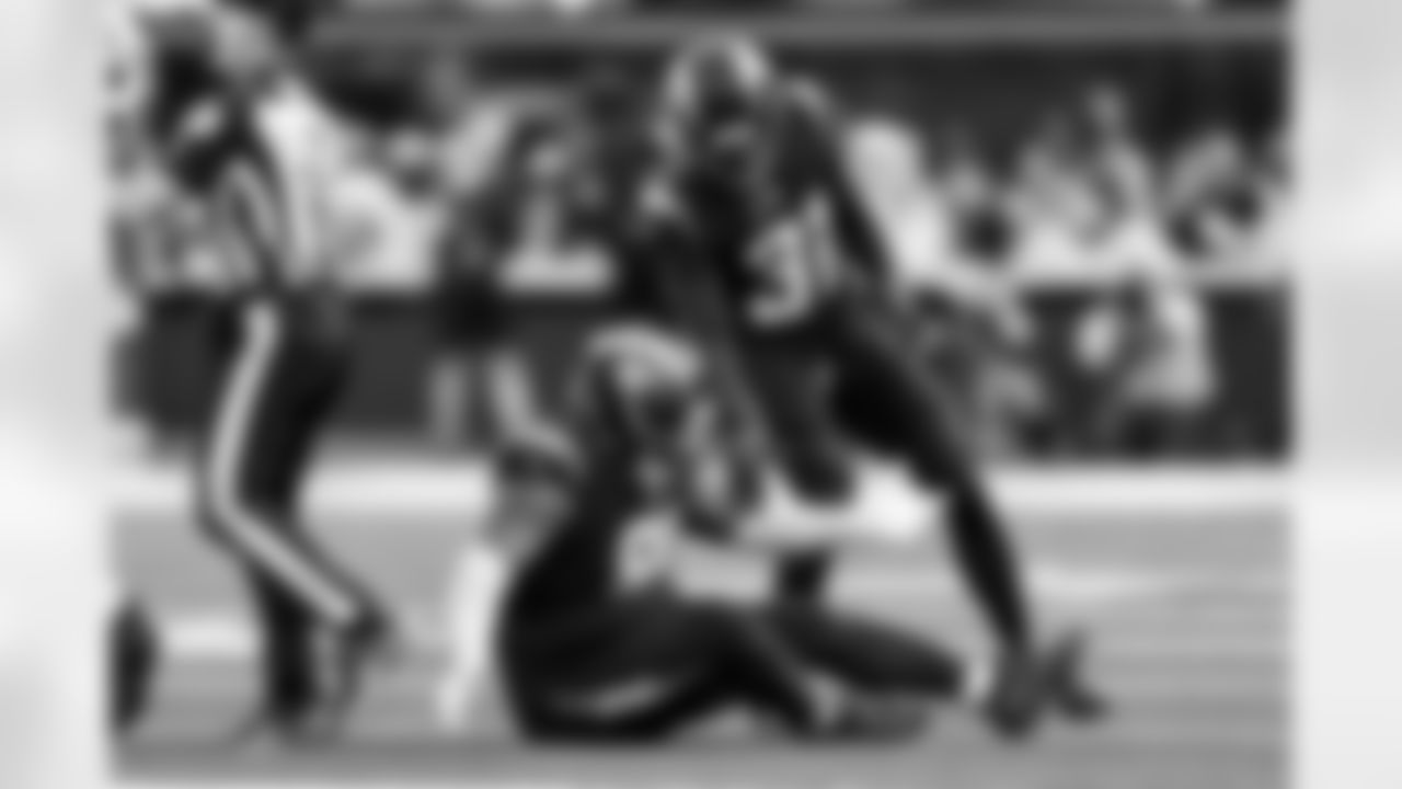 DL Teair Tart (90) and S Marcus Williams (31)