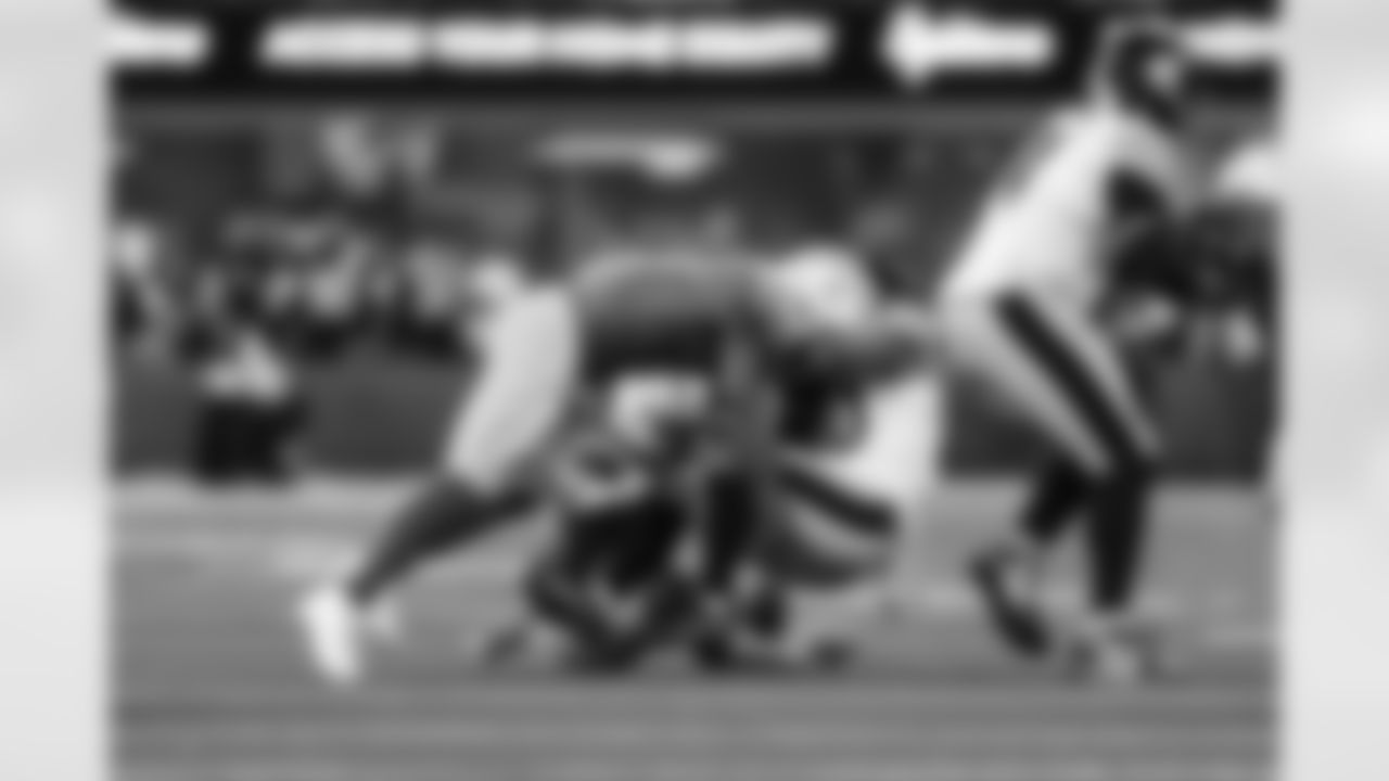 LB Denzel Perryman (6)