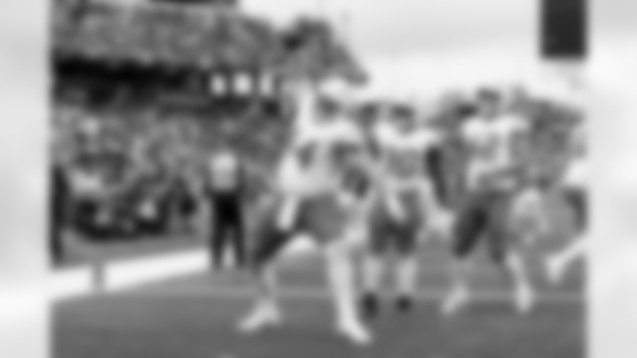 Check out the best shots from the Chargers Week 9 matchup against the Titans!