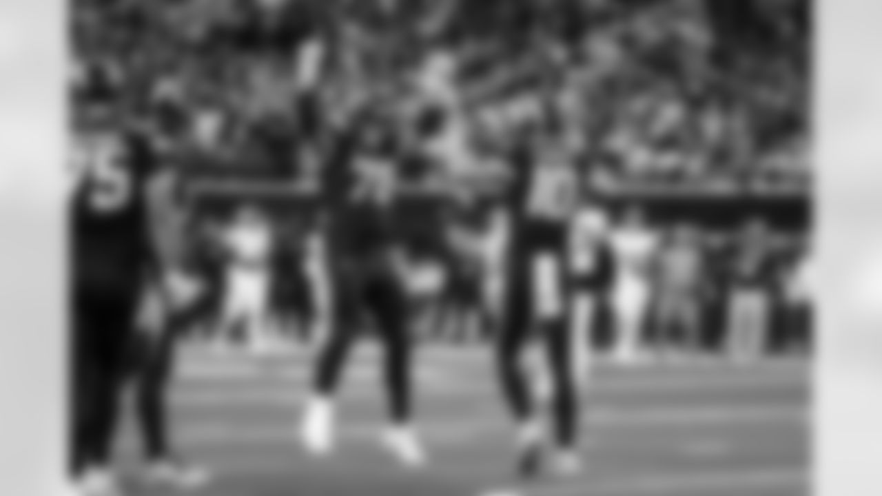 T Joe Alt (76) and QB Justin Herbert (10)