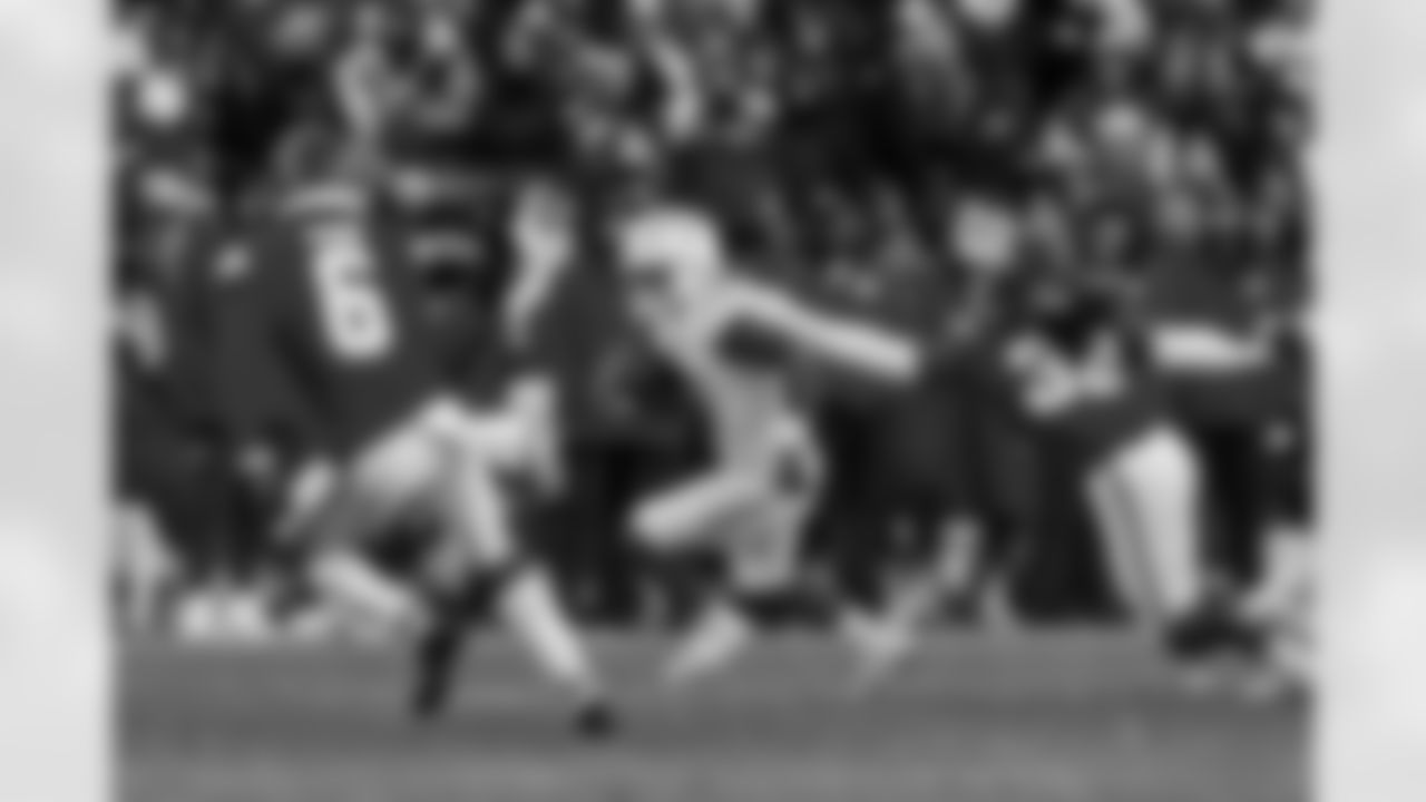 RB Omarion Hampton (8)