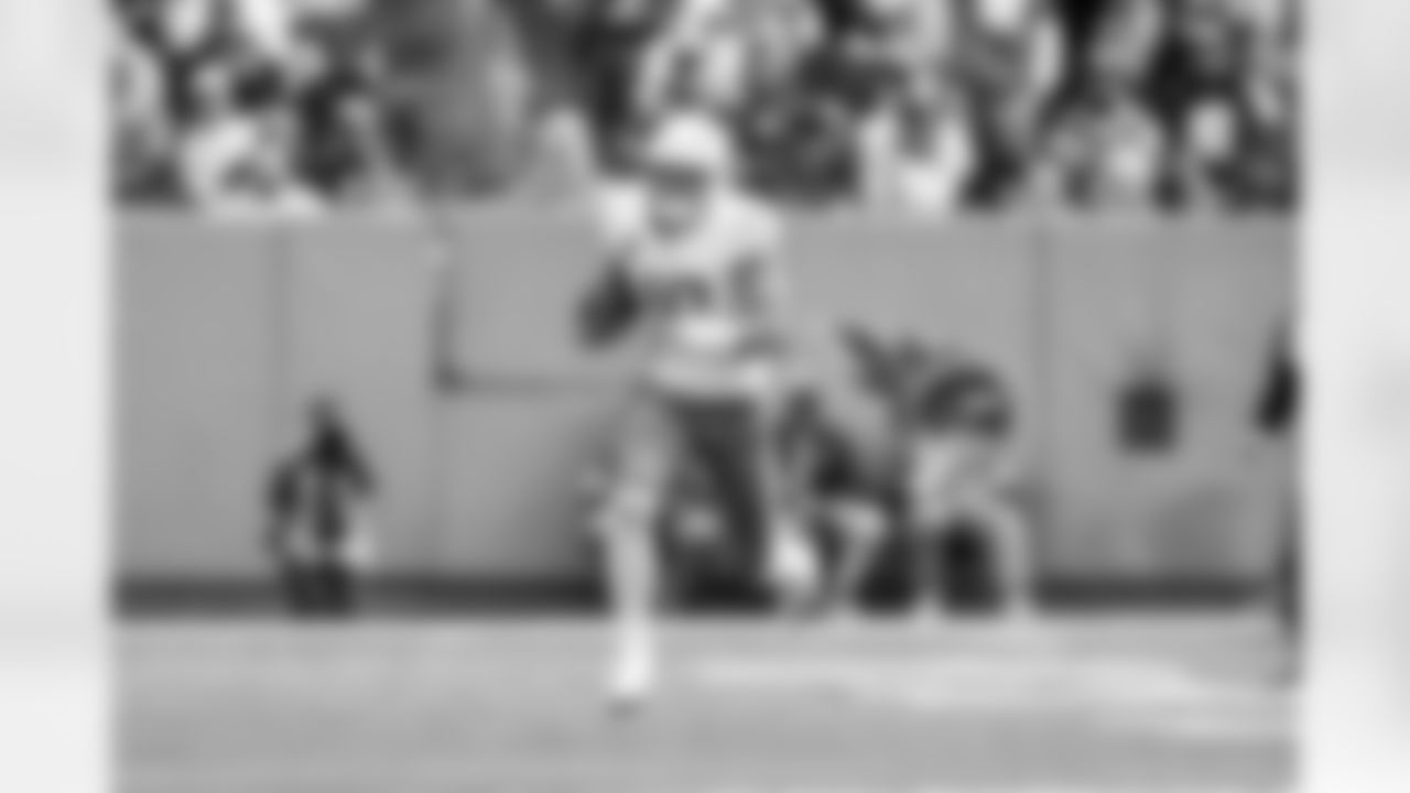 QB Justin Herbert (10)