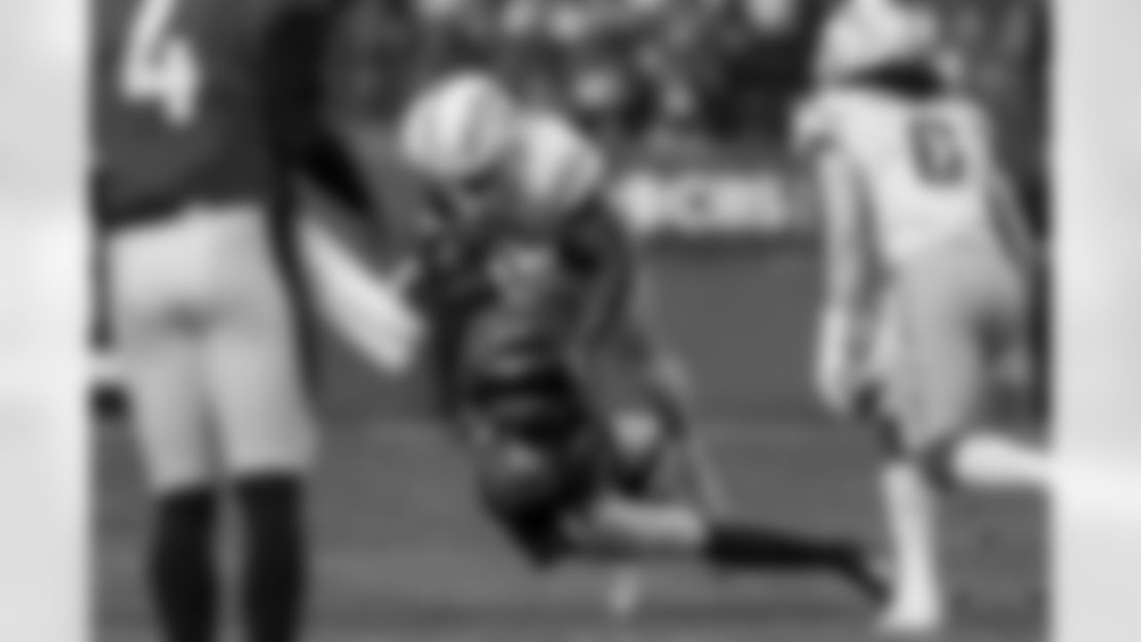 The Los Angeles Chargers play the Denver Broncos on Sunday, December 31, 2023 at Empower Field at Mile High in Denver, CO.
[FINAL SCORE: DEN 16 - LAC 9]