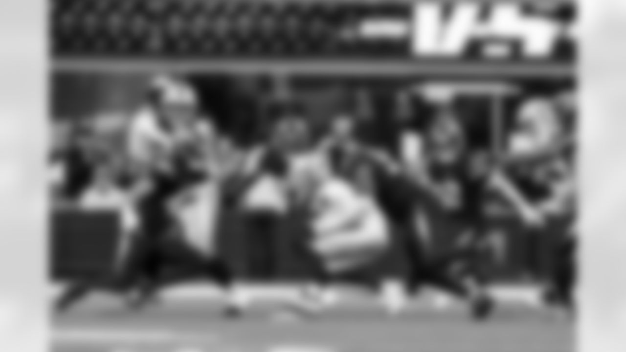 LB Daiyan Henley (0) and LB Troy Dye (43)