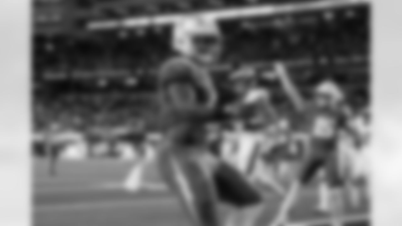 RB Omarion Hampton (8)