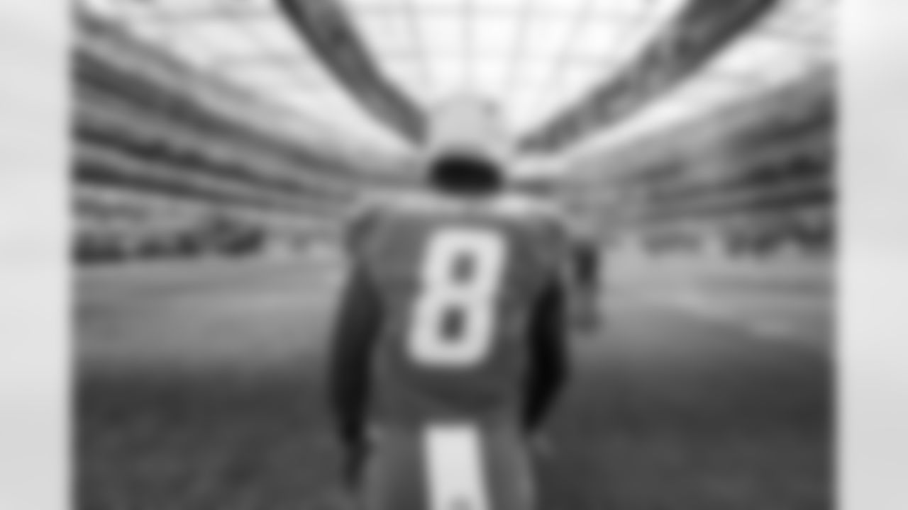 RB Omarion Hampton (8)