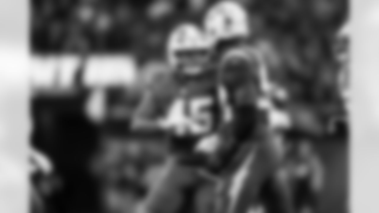 OLB Tuli Tuipulotu (45) and OLB Odafe Oweh (98)