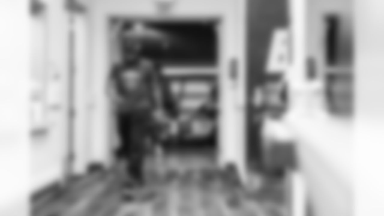 LB Del'Shawn Phillips (53)