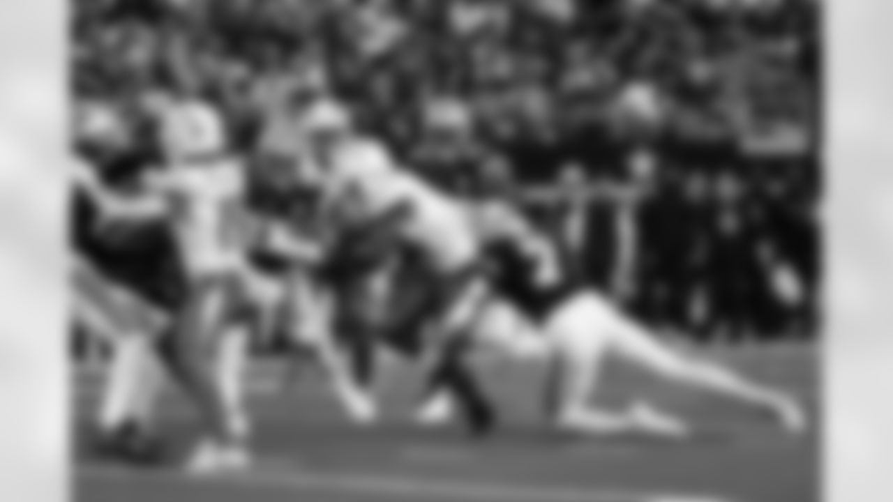 RB Omarion Hampton (8)