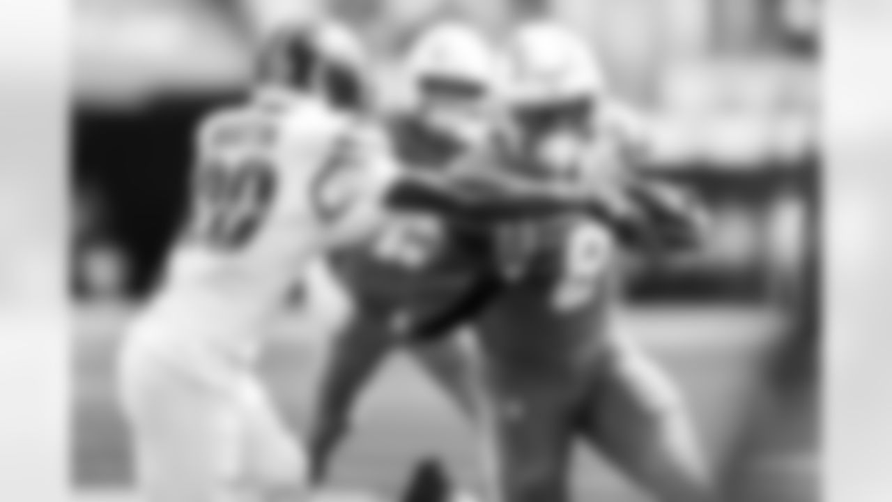 RB Omarion Hampton (8)