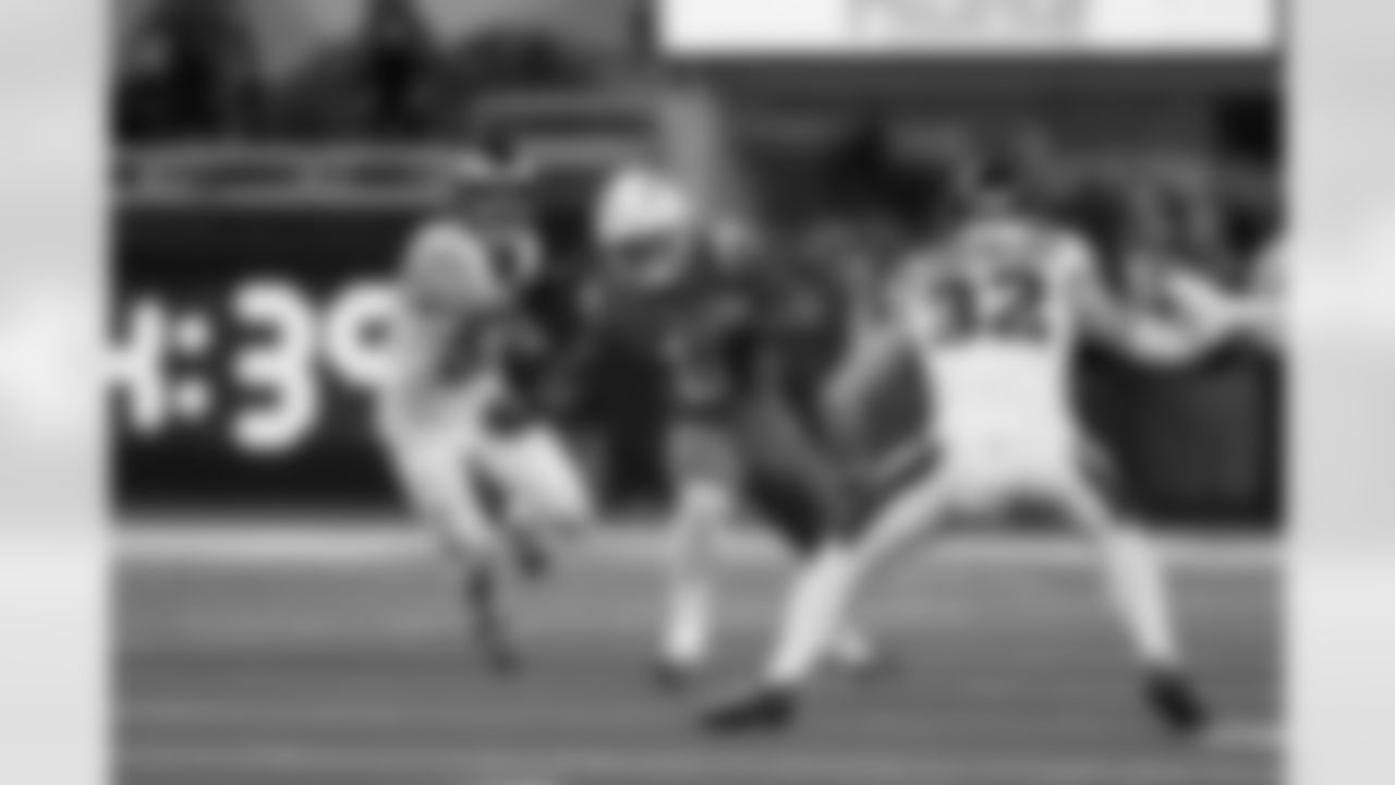 RB Omarion Hampton (8)