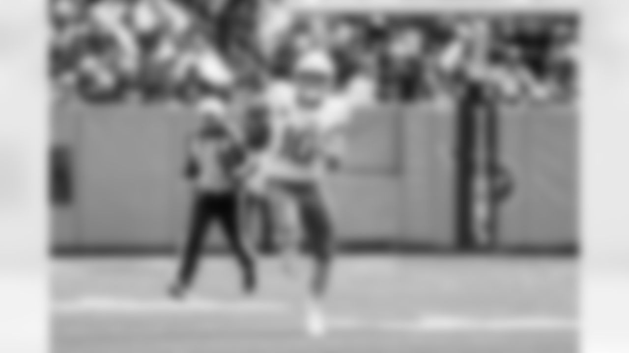 QB Justin Herbert (10)