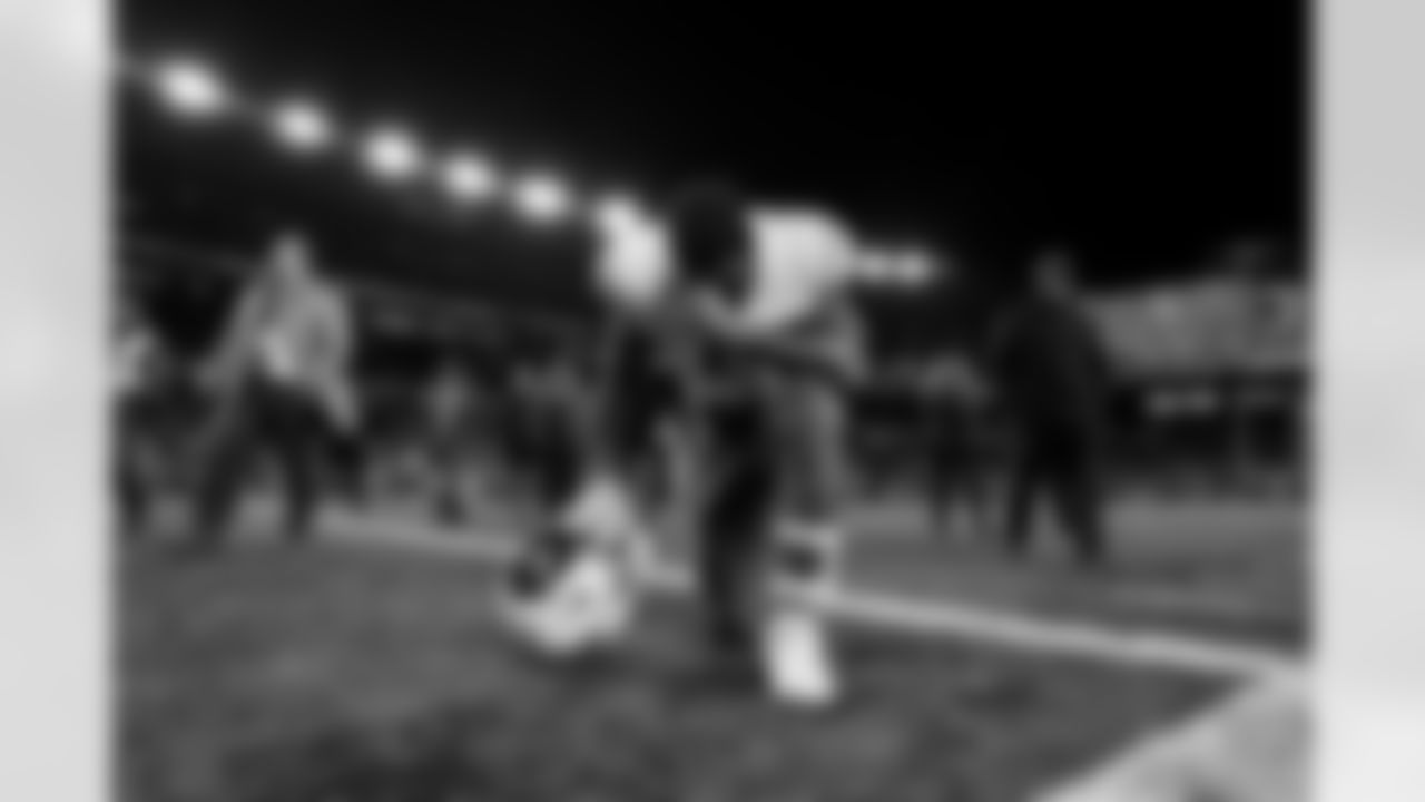 LB Denzel Perryman (6)