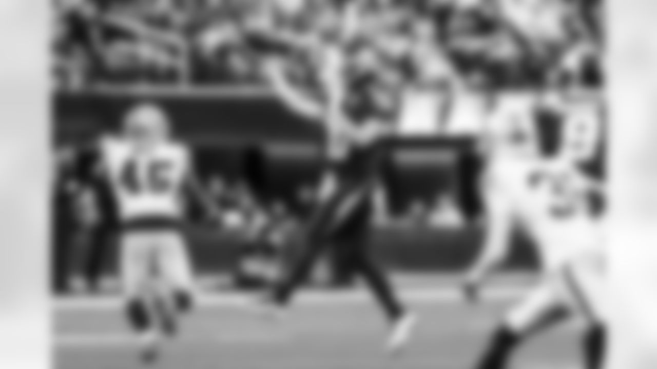 QB Justin Herbert (10)