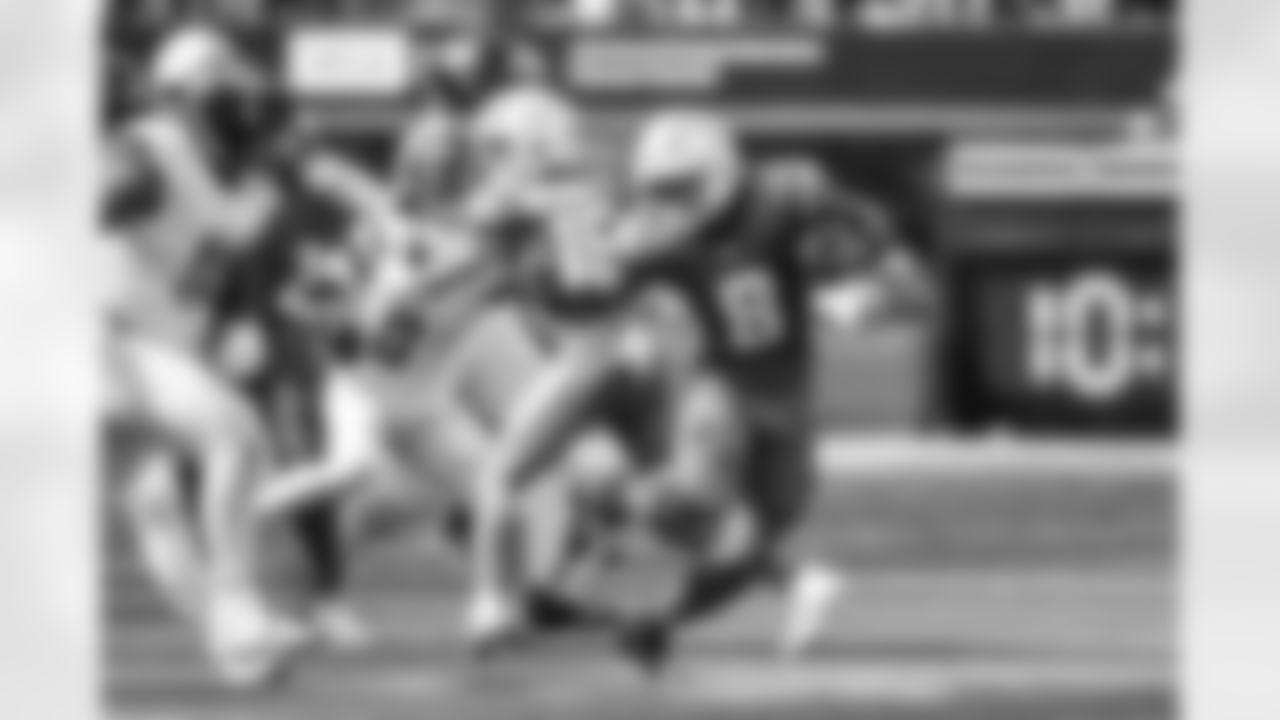 RB Omarion Hampton (8)