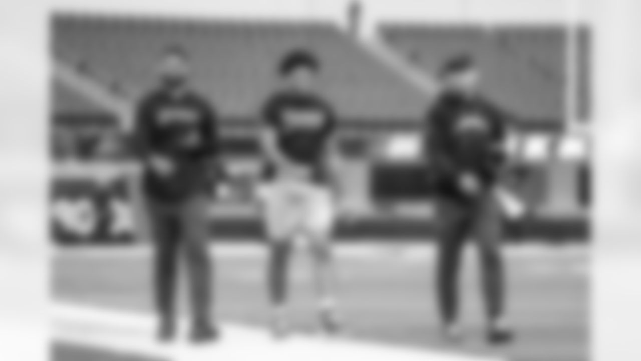 QB DJ Uiagalelei (7), TE Oronde Gadsden (86) and QB Trey Lance (5)