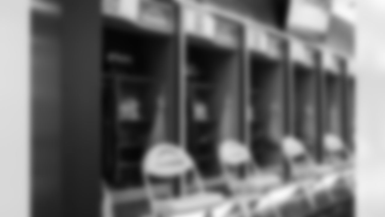 DL Da'Shawn Hand (91) and DL Otito Ogbonnia (93)