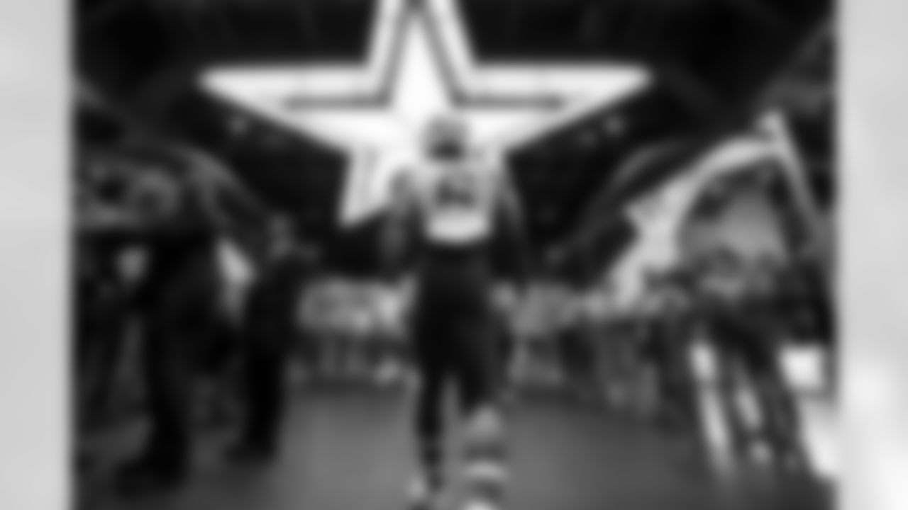 LB Denzel Perryman (6)