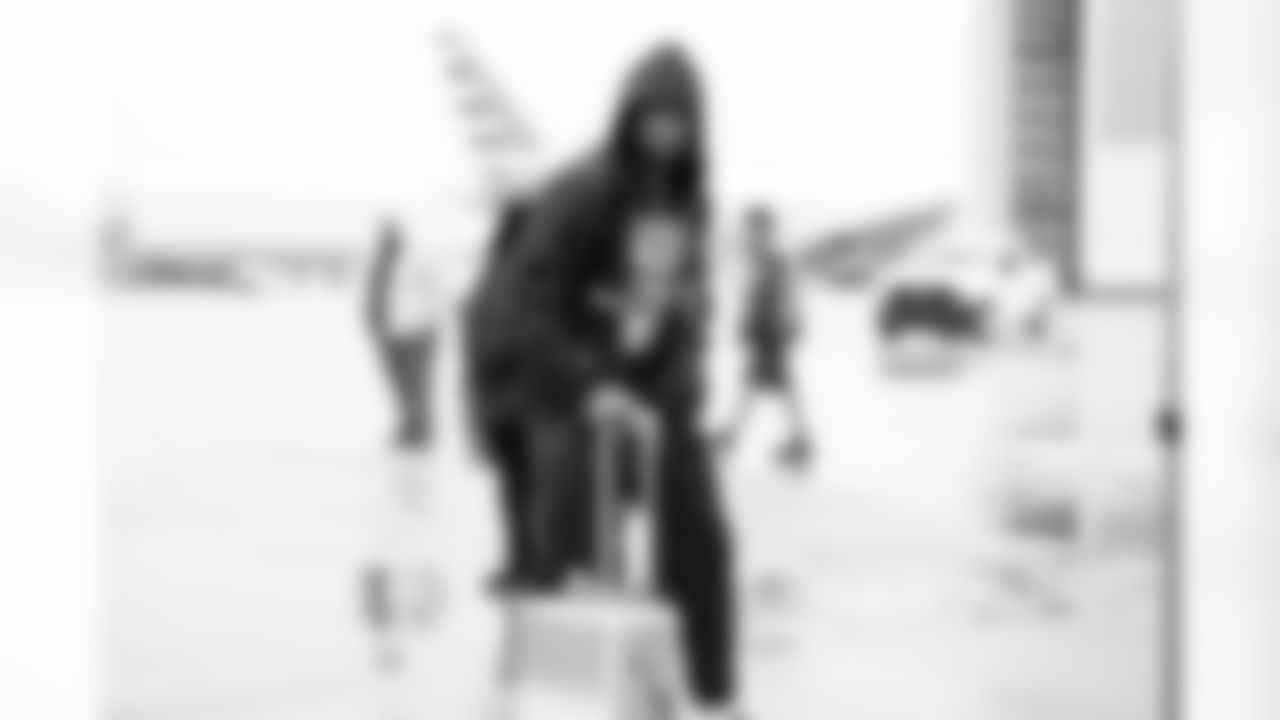 LB Del'Shawn Phillips (53)