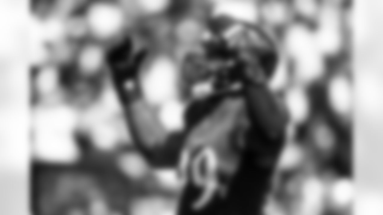 Baltimore Ravens linebacker Odafe Oweh celebrates after a Cleveland Browns penalty during the first half of an NFL football game, Sunday, Sept. 14, 2025, in Baltimore. (AP Photo/Nick Wass)