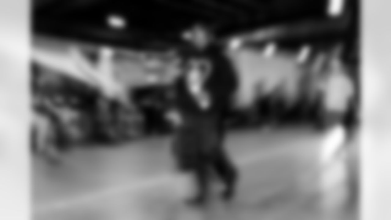 Linebackers Coach Navorro Bowman