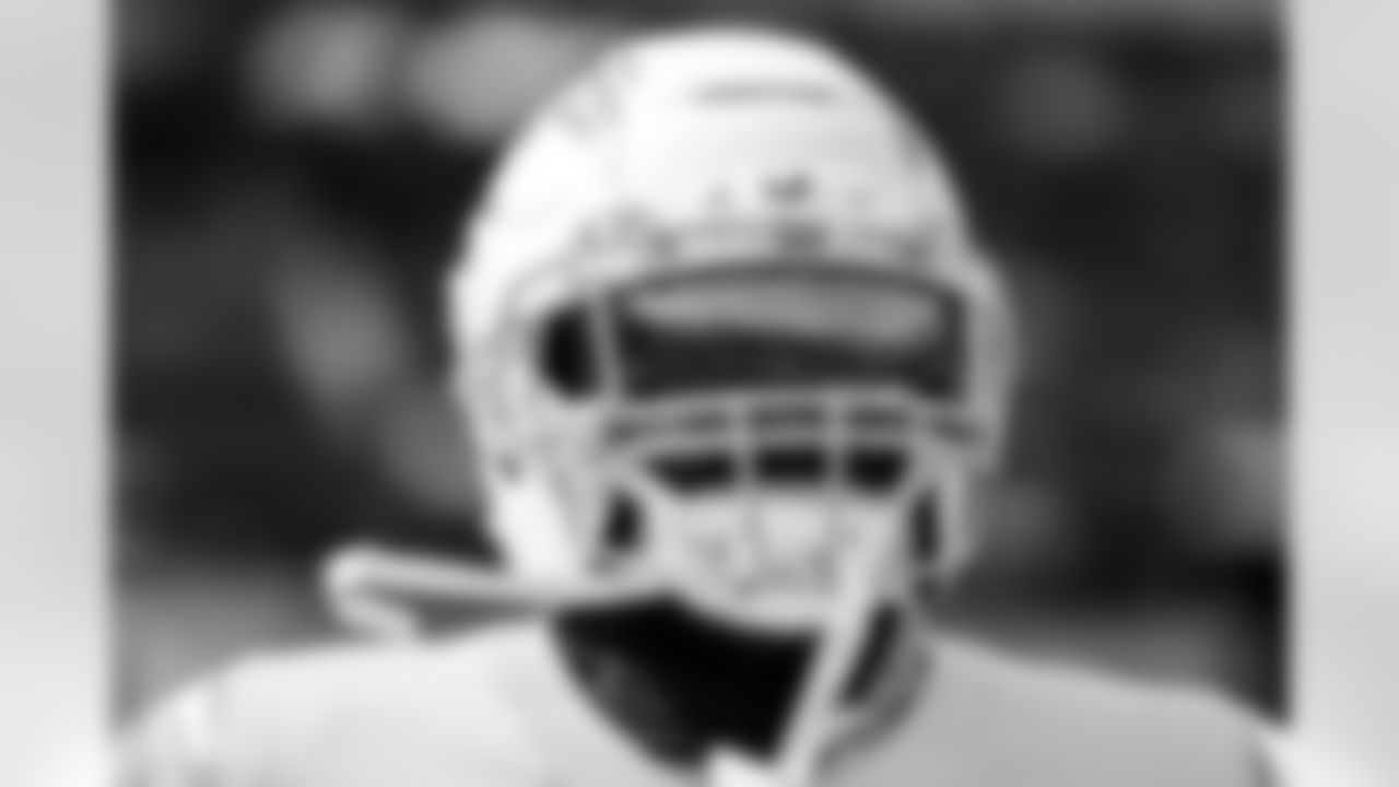 LB Denzel Perryman (6)