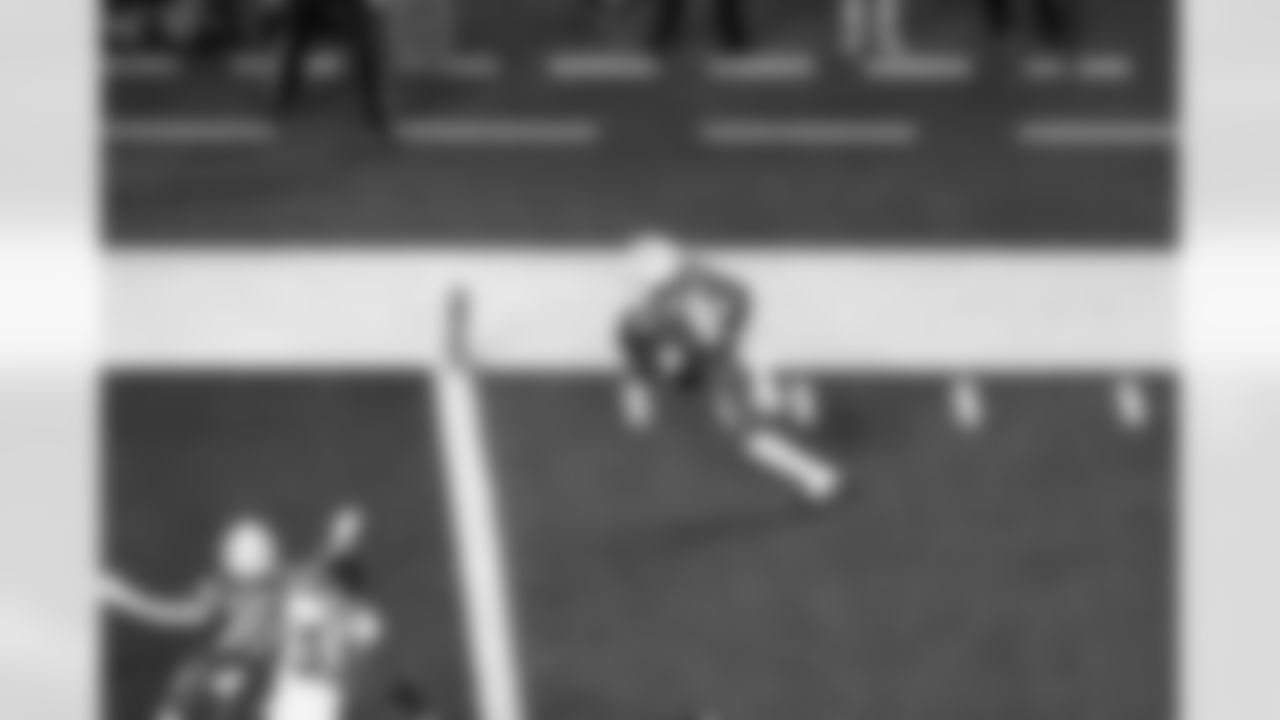 RB Omarion Hampton (8)