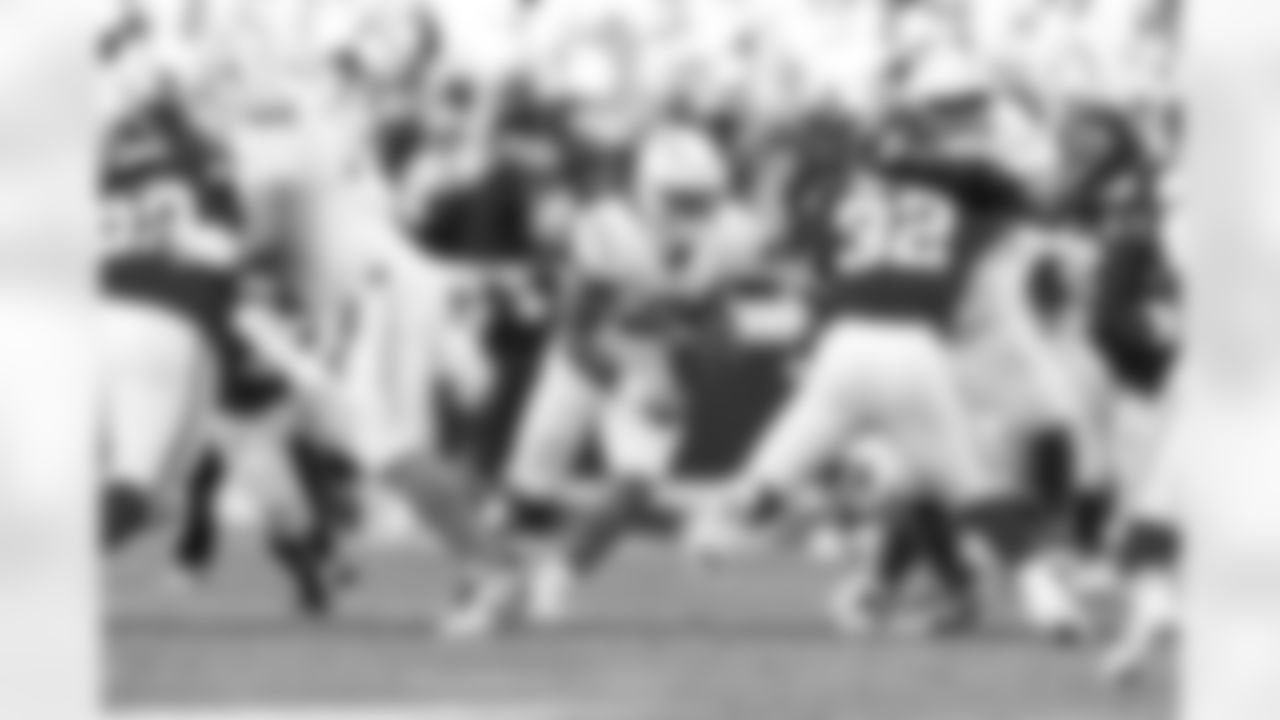 RB Omarion Hampton (8)