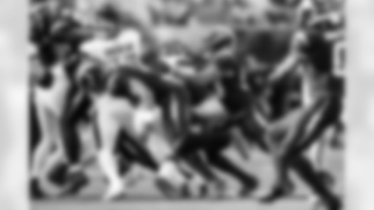 LB Del'Shawn Phillips (53)