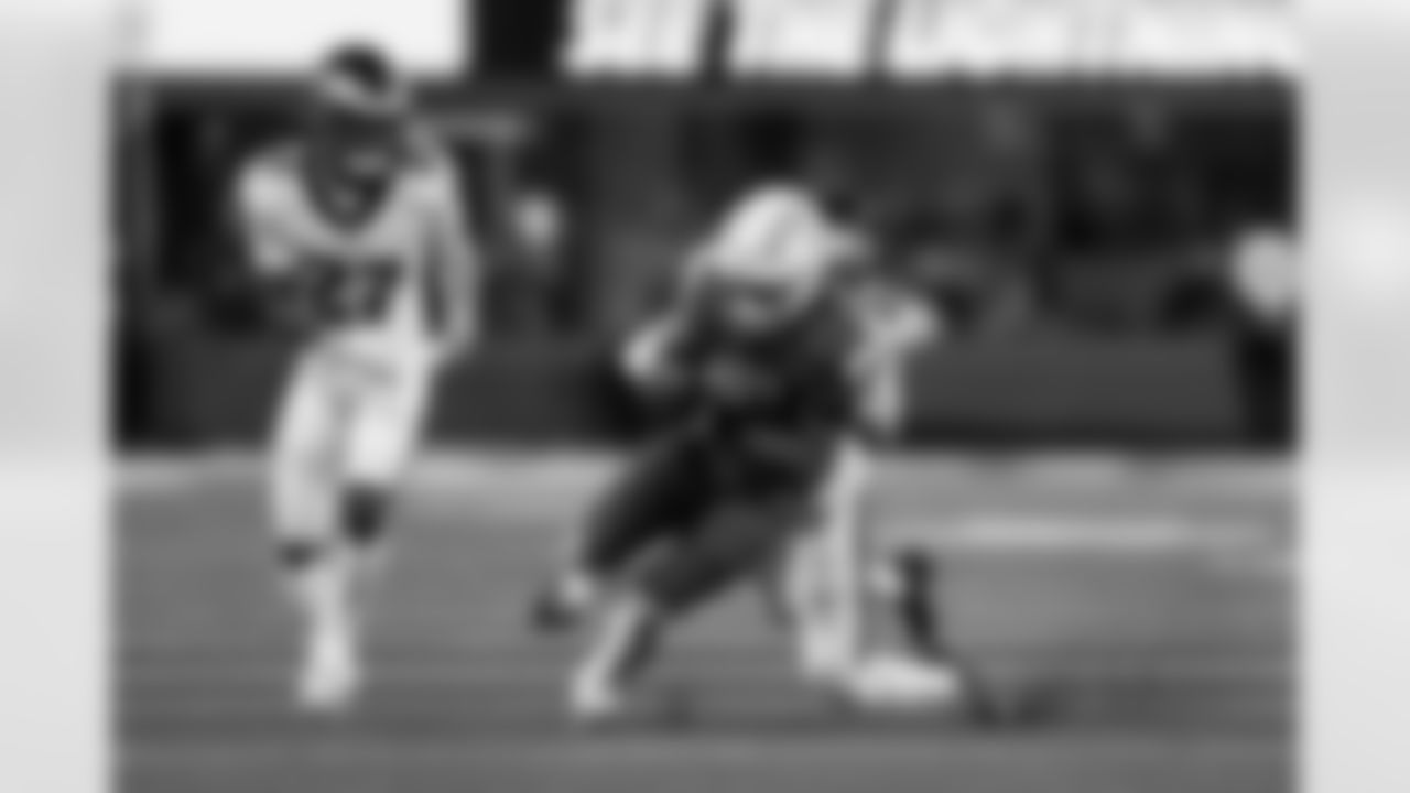 RB Omarion Hampton (8)