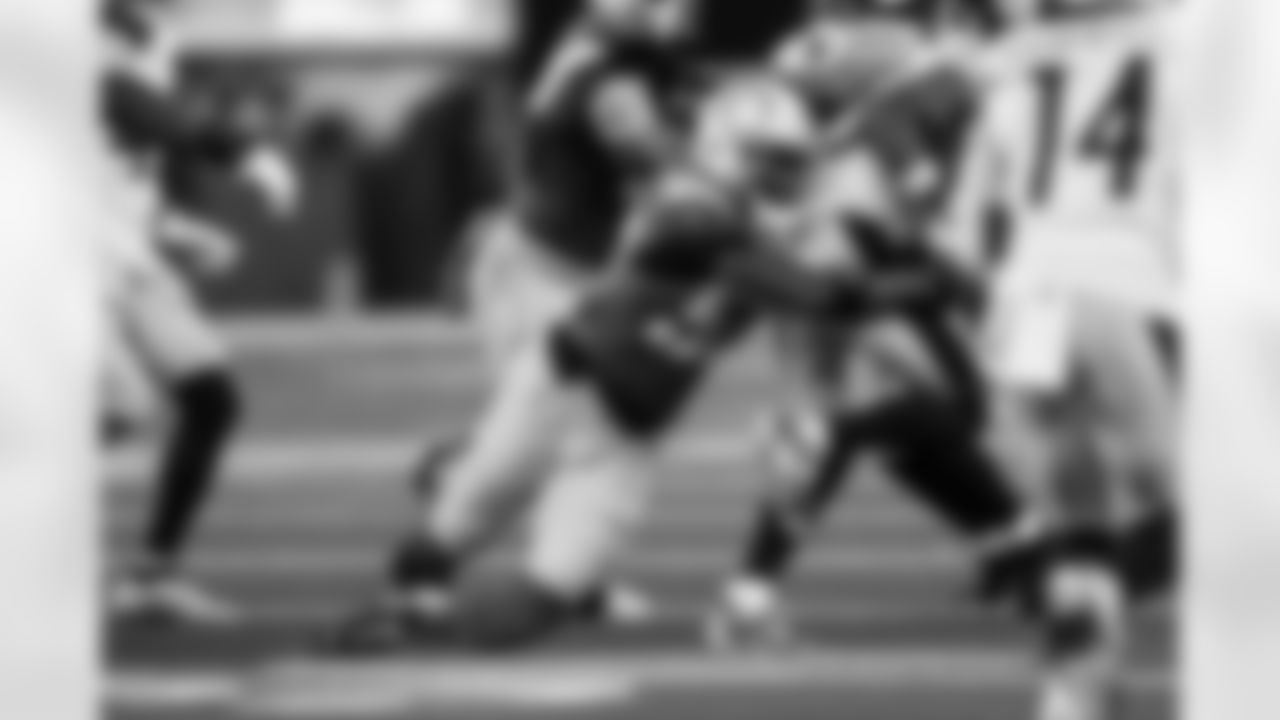 LB Del'Shawn Phillips (53)