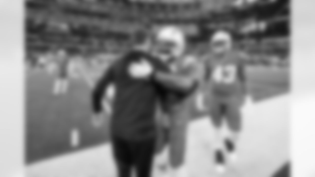 LB Denzel Perryman (6)