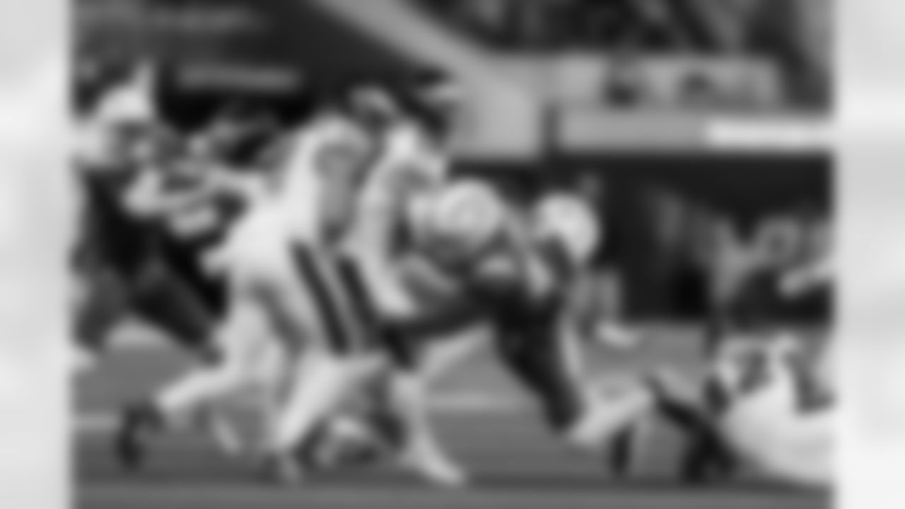 LB Del'Shawn Phillips (53)