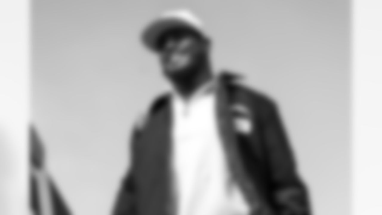 LB Denzel Perryman (6)