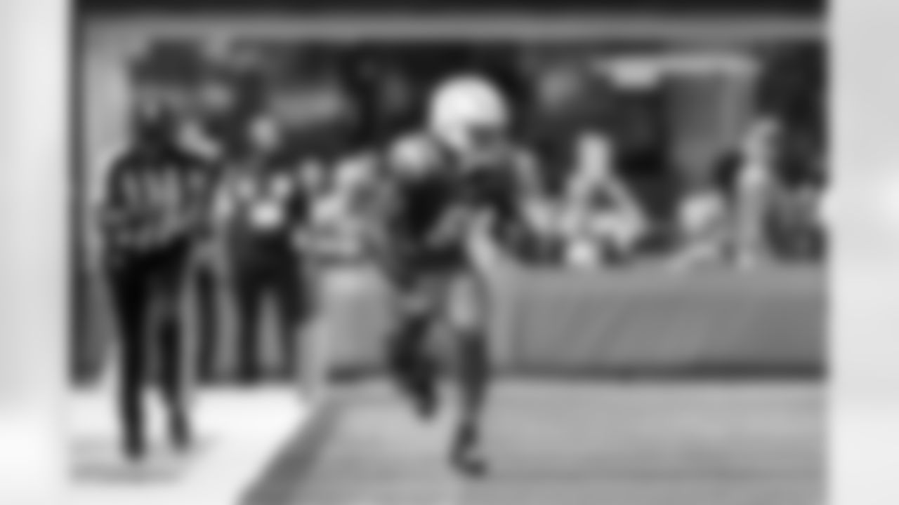 RB Omarion Hampton (8)