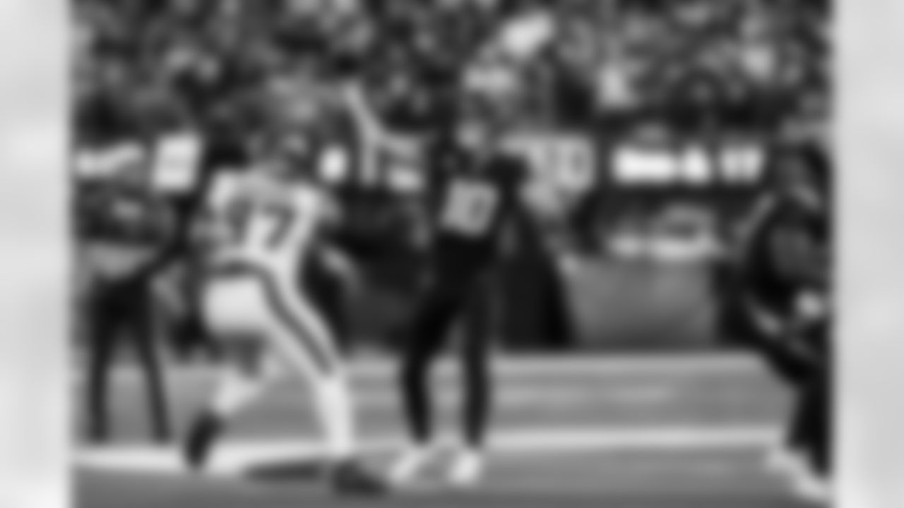 QB Justin Herbert (10)