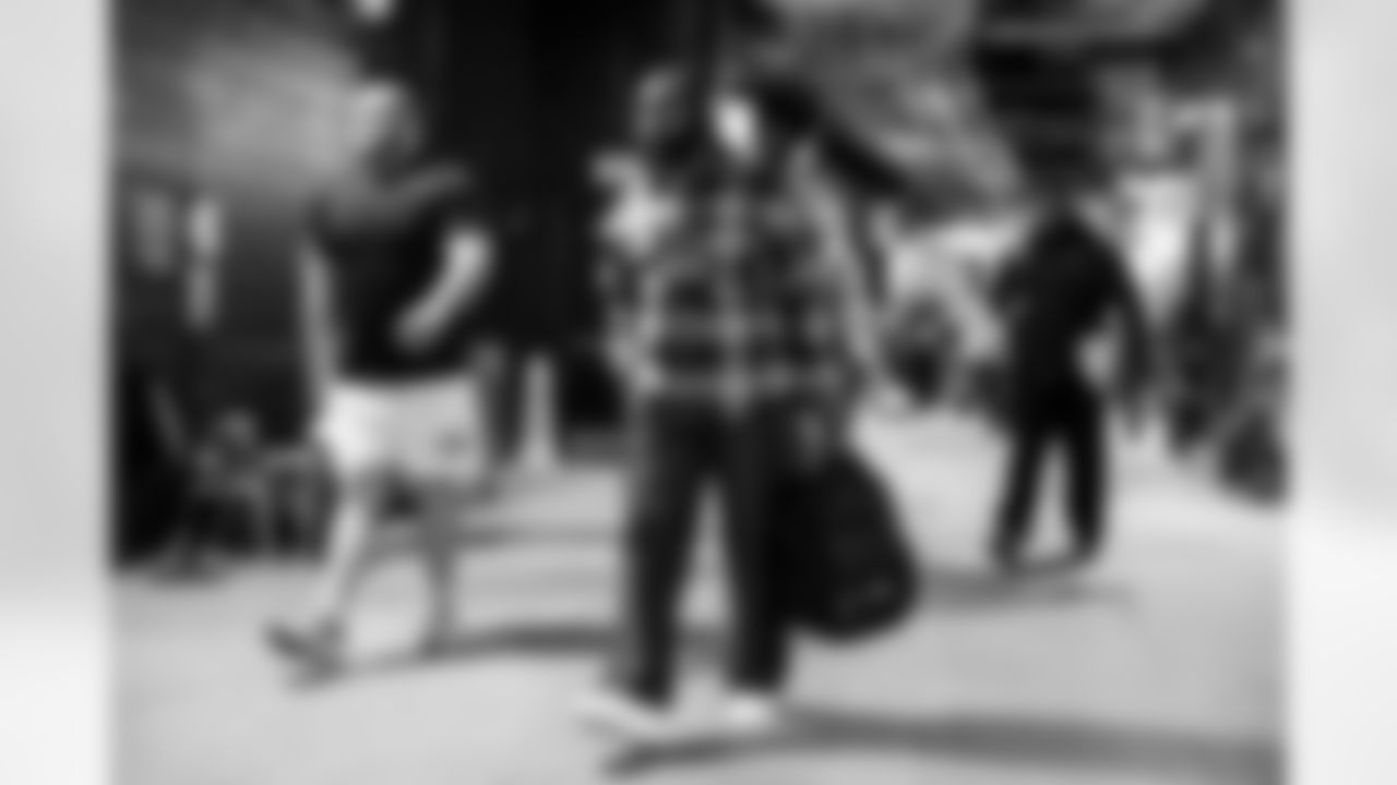 Linebackers Coach Navorro Bowman