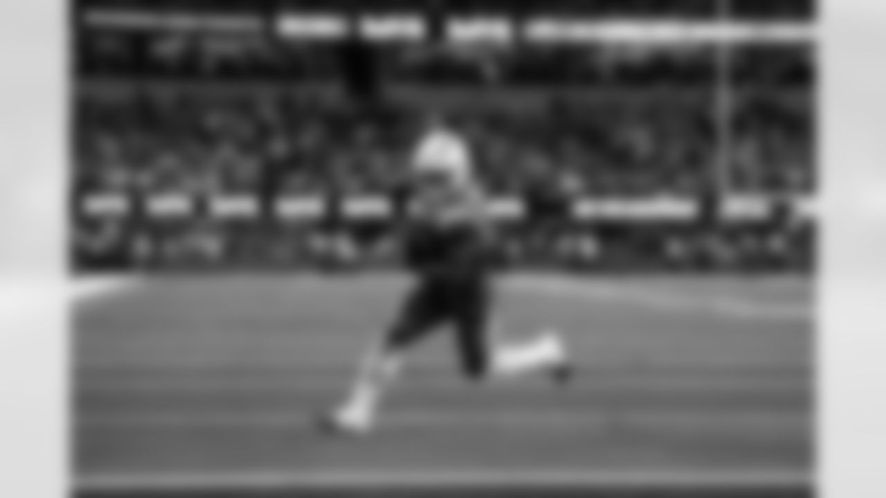 RB Omarion Hampton (8)