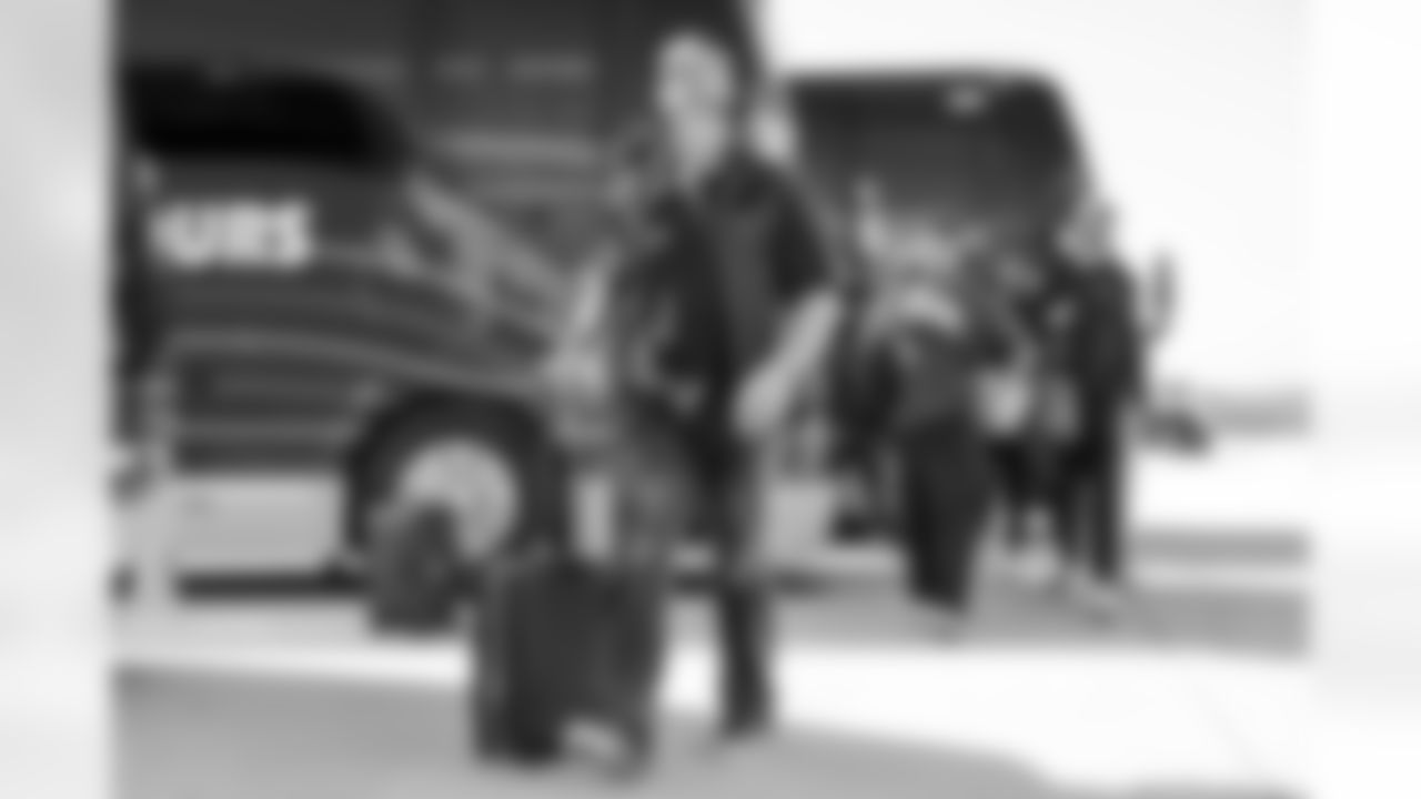 Assistant Offensive Line Coach Nick Hardwick