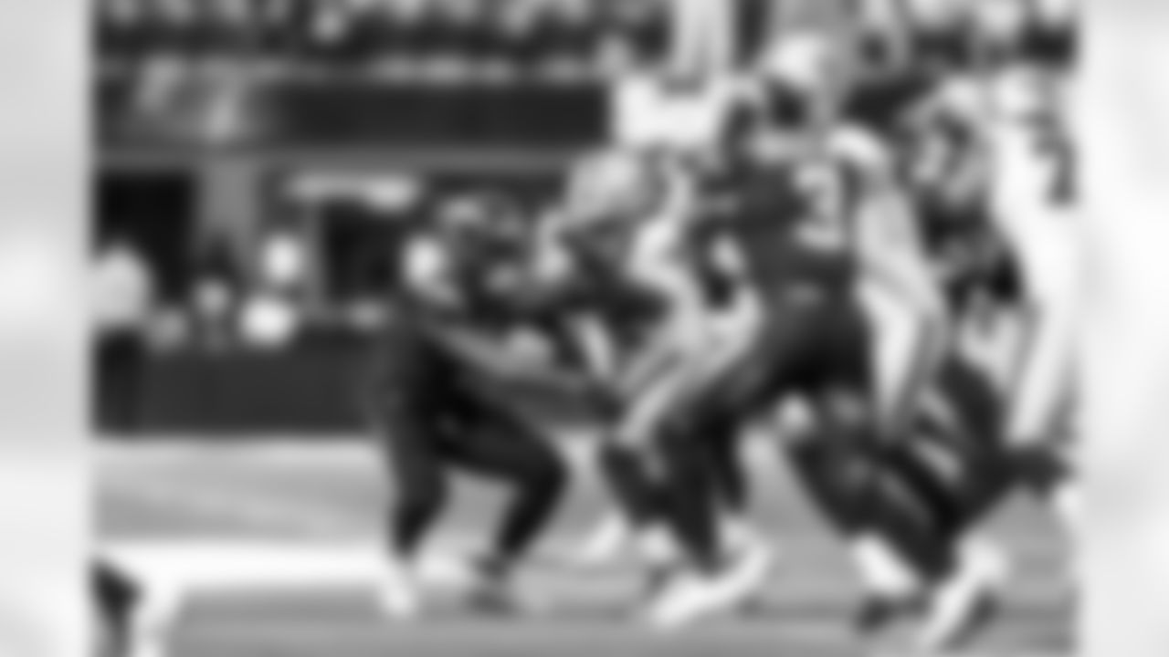 LB Denzel Perryman (6)