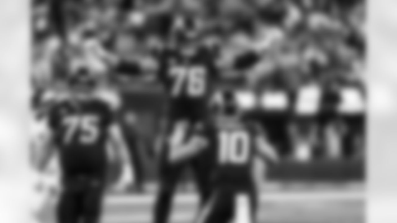 T Joe Alt (76) and QB Justin Herbert (10)