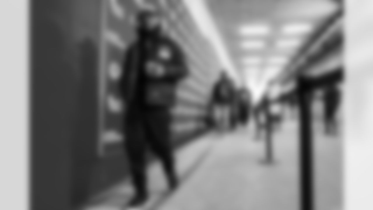 LB Denzel Perryman (6)