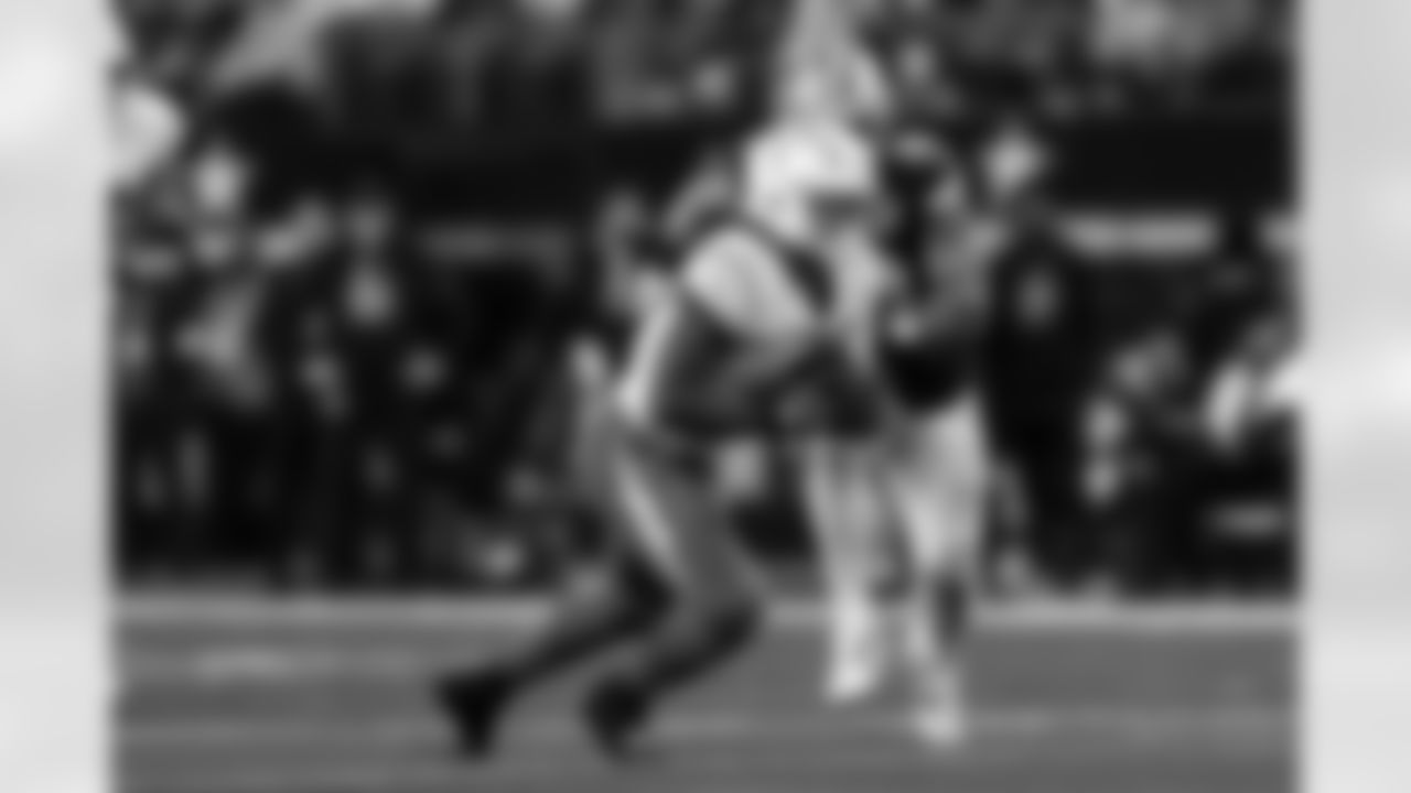 RB Omarion Hampton (8)