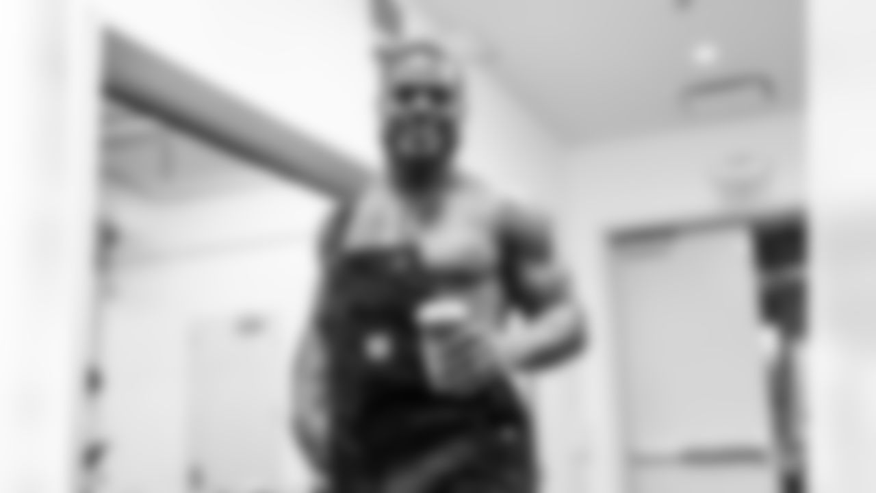 LB Denzel Perryman (6)