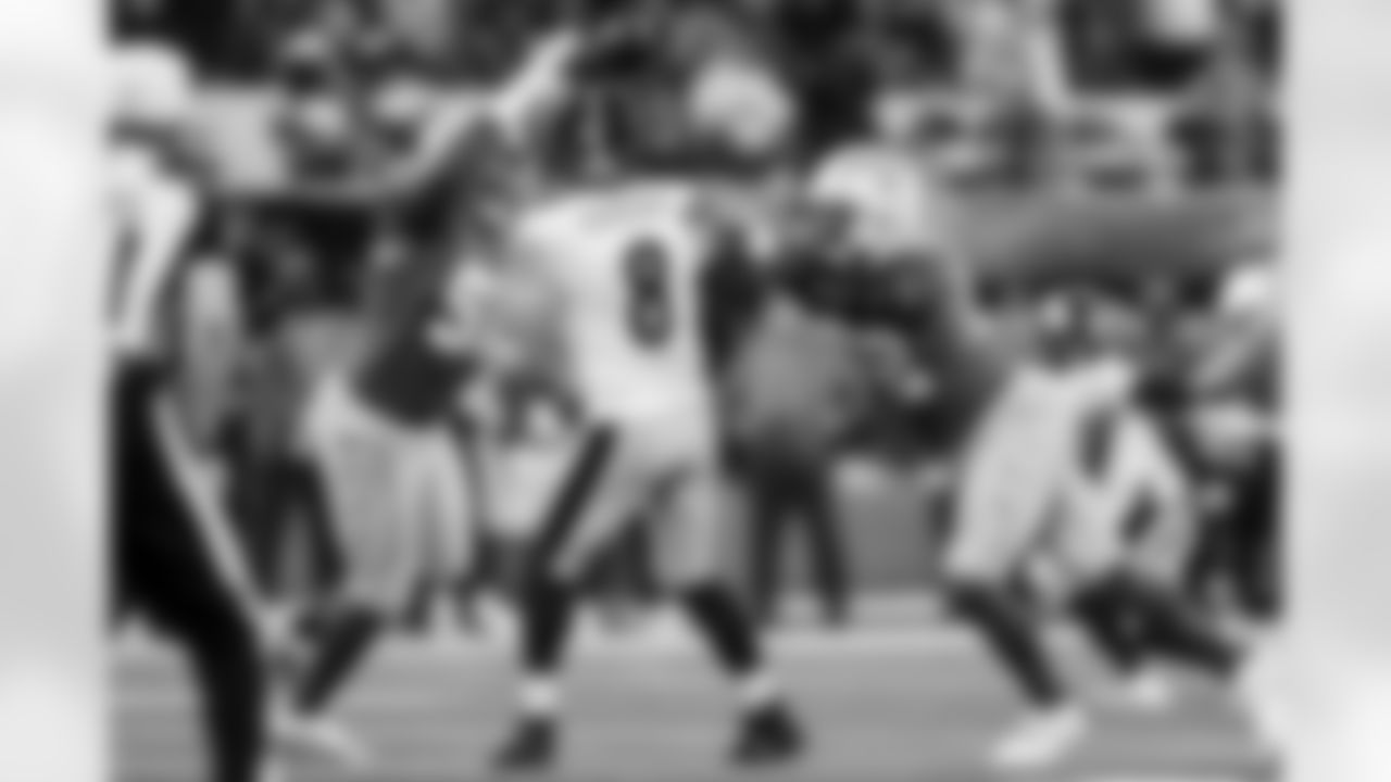 DL Da'Shawn Hand (91) and OLB Khalil Mack (52)