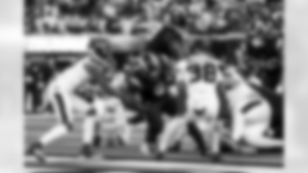 RB Omarion Hampton (8)