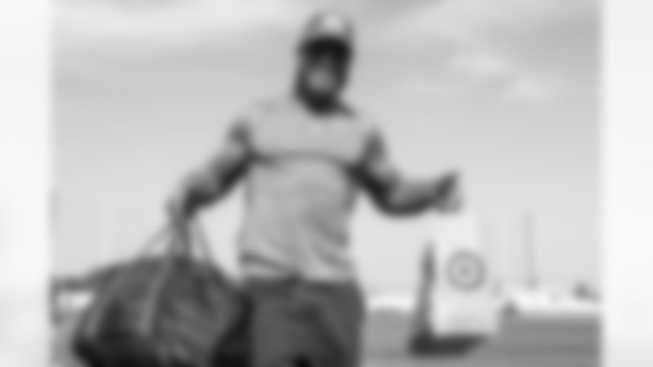 LB Denzel Perryman (6)