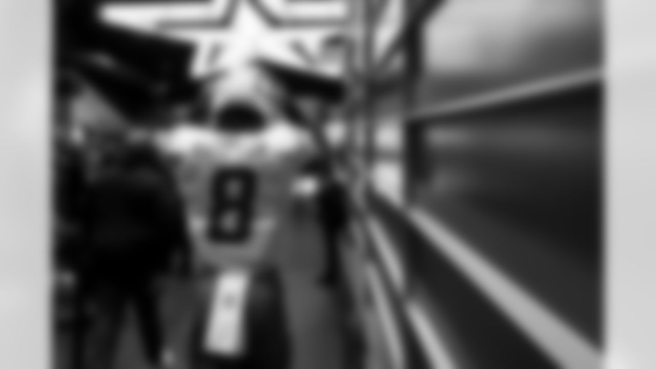 RB Omarion Hampton (8)