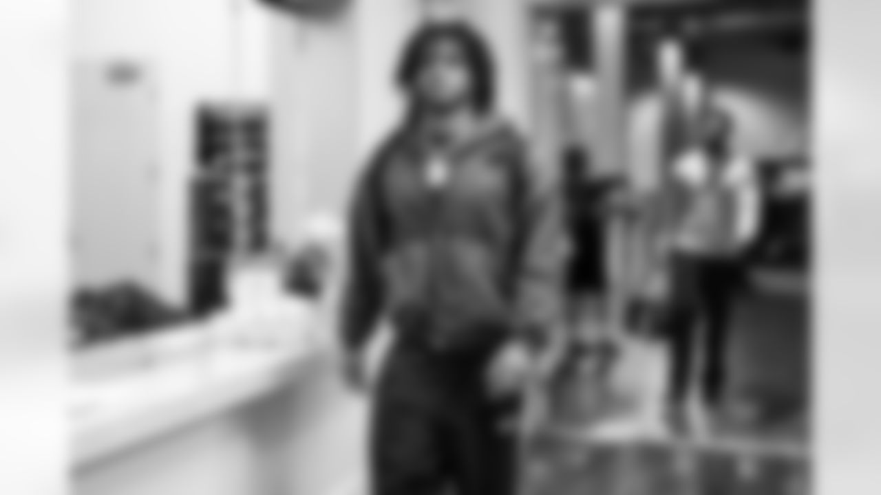 RB Omarion Hampton (8)